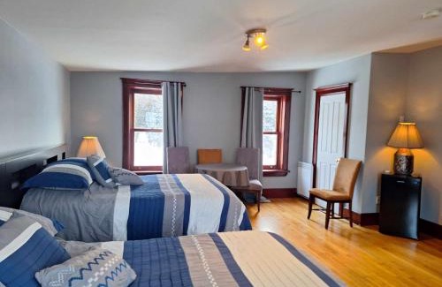 Mauricie Bed & Breakfast | Oceanfront Escape at Le 100 St-Laurent with Breakfast