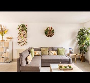 Amboise House | Discover Le 17: Family-Friendly Stay by Gare et Château