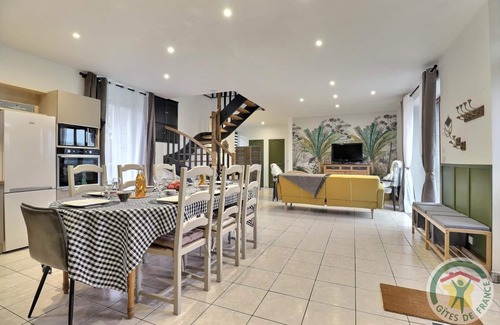 Dinge House | Experience Comfort at Le 1911 - Gîte with Pool & Spa