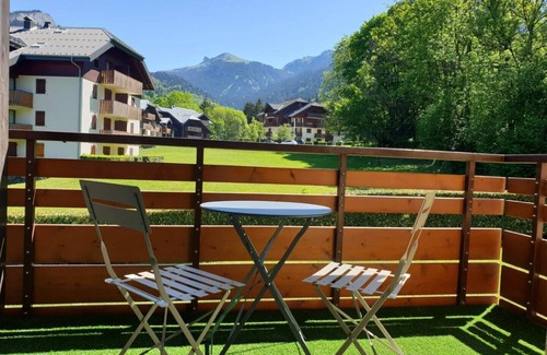 Bernex Apartment | Le 211: Adventure Awaits with Skiing and Hiking Access
