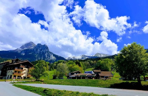 Bernex Apartment | Le 211: Adventure Awaits with Skiing and Hiking Access