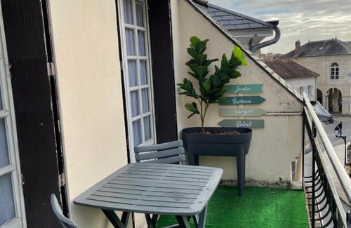 La Roche-Guyon Apartment | Child-Friendly Comfort at Le 24 Bis Hotel
