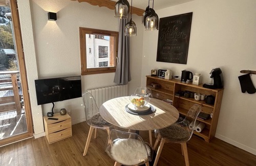 Villarodin-Bourget Apartment | Cozy 2918m Apartment in La Norma with Slopeside Views
