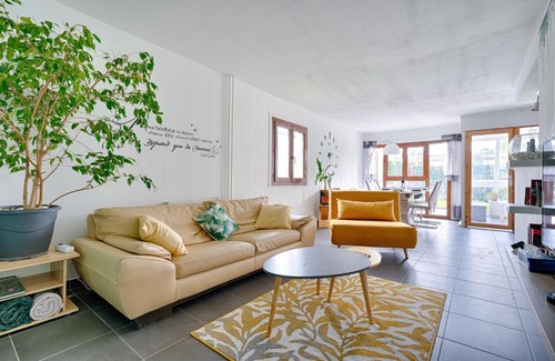 Champs Elysees Apartment | Discover Le 44 - Apartment with Private Garden Retreat