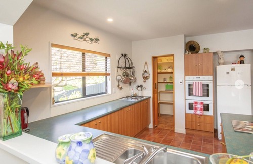 Akaroa House | Bright Le Bach with Harbour Views, Deck & Free Wifi