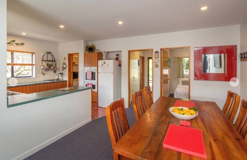 Akaroa House | Bright Le Bach with Harbour Views, Deck & Free Wifi