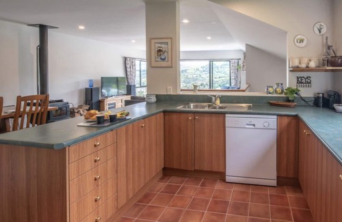 Akaroa House | Bright Le Bach with Harbour Views, Deck & Free Wifi