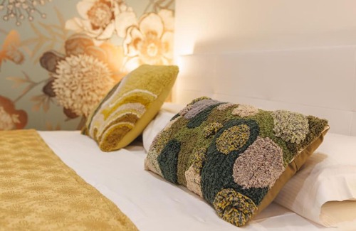 Centre-ville Apartment | Pet-Friendly Retreat at Le Balcon du 21 with High Ratings