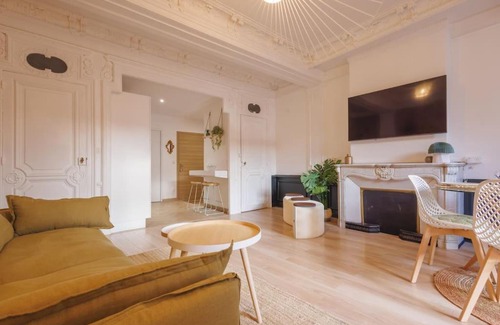 Centre-ville Apartment | Pet-Friendly Retreat at Le Balcon du 21 with High Ratings