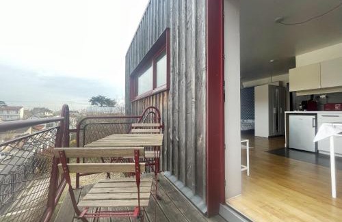 Noisy-le-Sec Apartment | Discover Le Balcon Rouge: Family-Friendly Getaway
