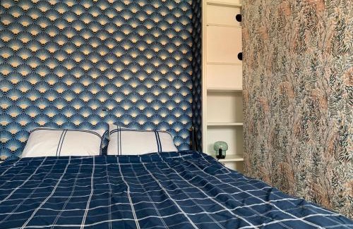 Noisy-le-Sec Apartment | Discover Le Balcon Rouge: Family-Friendly Getaway
