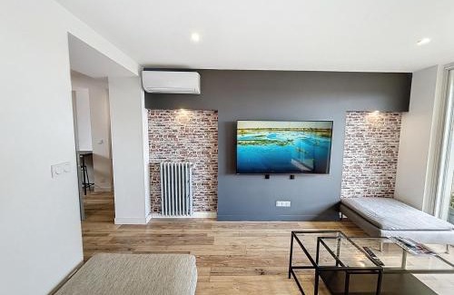 Amidonniers - Caffarelli Apartment | Relax at Le Balcon with Beautiful Canal Views