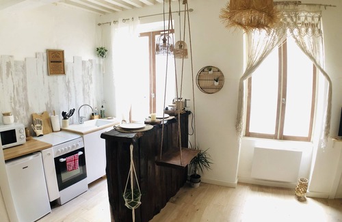 Macon Apartment | Central Le Bali Apartment T2: Family & Pet-Friendly Stay