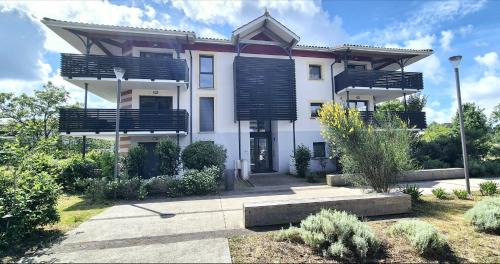 Audenge Apartment | Le Banc d Arguin Escapade romantique Port et Piscine naturelle à proximité Terrasse Wifi Détente assurée