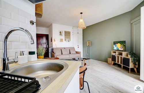 Saint-Denis Apartment | Guest Rated 9/10: Le Baryton Studio with Kitchen & Breakfast