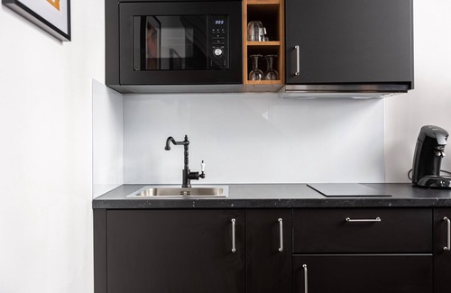 Capucins - Victoire Apartment | Explore Le Baudelaire: Central Studio with Spa & Breakfast