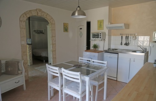 Noves Apartment | Top-Rated Le Beaulieu L'OLIVIER Studio with Pool Access