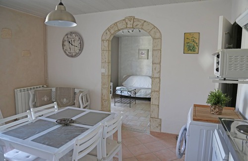 Noves Apartment | Top-Rated Le Beaulieu L'OLIVIER Studio with Pool Access