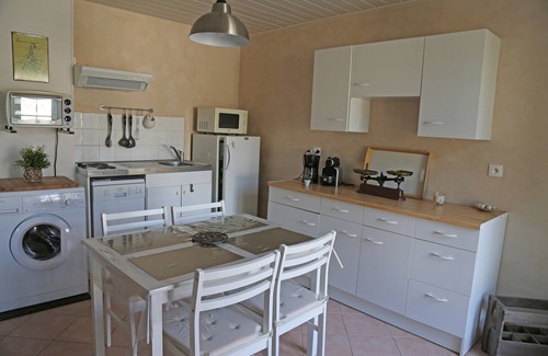 Noves Apartment | Top-Rated Le Beaulieu L'OLIVIER Studio with Pool Access