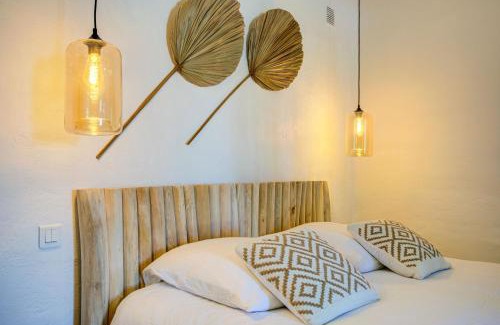 Sarrians Apartment | Beautiful Le Bercail de Montmirail with Oceanfront Pool