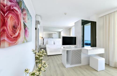 Kadnlar Denizi Mahallesi Resort | Indulge at Le Bleu Hotel & Resort Kusadasi with Ocean Views