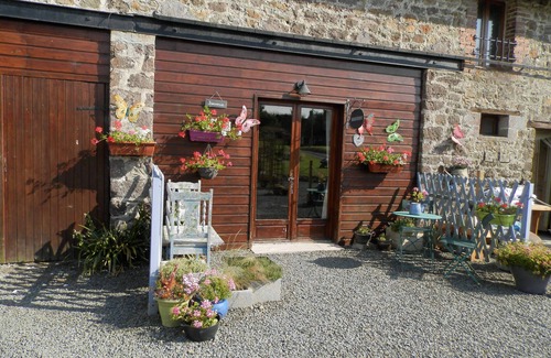 Le Guislain Cottage | Explore Le Bleuet: Family-Friendly Gite in Normandy