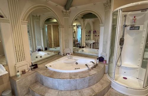 Montpouillan Bed & Breakfast | Oceanfront Retreat at Le Bois de Montpouillan - Pool & Dining
