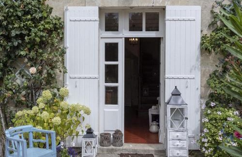 Yviers Bed & Breakfast | Discover Le Boisdalon: Oceanfront Views & Pool Oasis