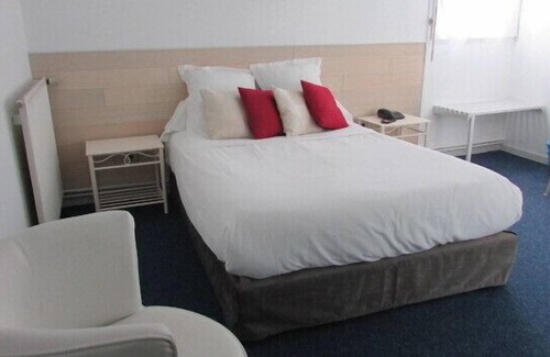 Barbezieux-Saint-Hilaire Hotel | Discover Le Bon Repos: Family-Friendly with Dining Options