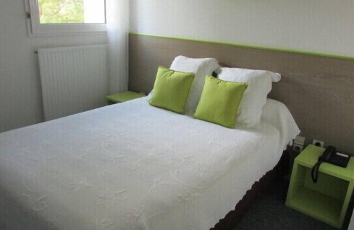 Barbezieux-Saint-Hilaire Hotel | Discover Le Bon Repos: Family-Friendly with Dining Options