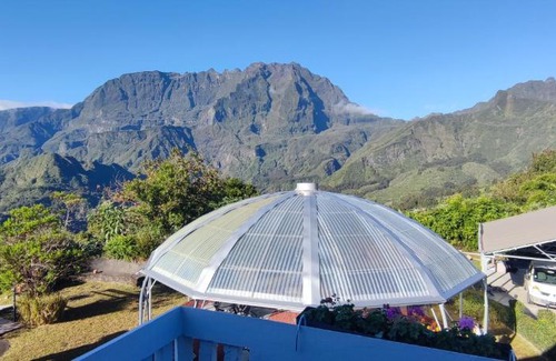 Salazie House | Inviting Le Bord Chêne: Family-Friendly with Kitchen Amenities