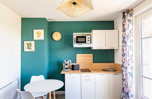 Auch Apartment | Explore Le Botanique: Family-Friendly Getaway Awaits
