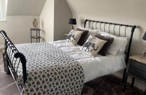 Asnieres-en-Bessin Bed & Breakfast | Oceanfront Escape at Le Bourg - Rated 9.4/10 by Guests