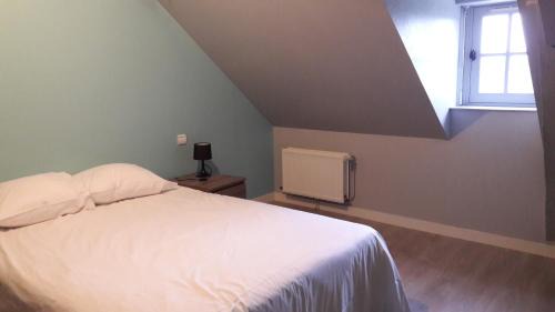 Port-Brillet Hotel | Discover Le Brillet-Pontin: Pet-Friendly Retreat Awaits
