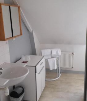 Port-Brillet Hotel | Discover Le Brillet-Pontin: Pet-Friendly Retreat Awaits