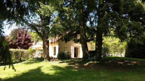 La Guiche House | Enchanting Le Cèdre: Oceanfront Retreat with Pet-Friendly Perks