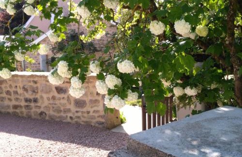 La Guiche House | Enchanting Le Cèdre: Oceanfront Retreat with Pet-Friendly Perks