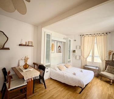 Chartres Apartment | Historic T1 Quartier - Steps from the Cathedral