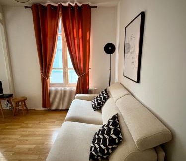 Chartres Apartment | Historic T1 Quartier - Steps from the Cathedral