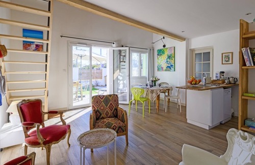 Salin-de-Giraud House | Idyllic Le Cabanon de Virginie with Garden Terrace Escape