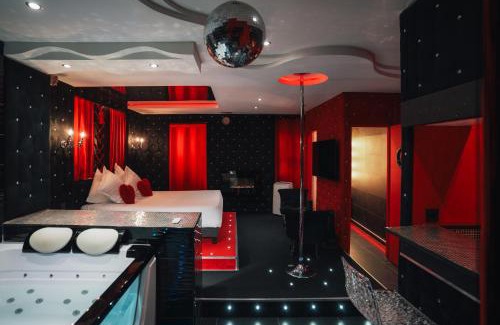 Lyon City Centre Apartment | Indulge at Le Cabaret Vip SPA: A 4-Star Retreat