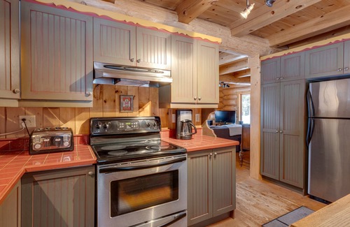 Mauricie Cabin | Le Caché: Cozy Cabin Retreat with Spa and Kayak Access