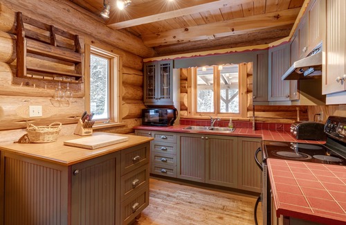 Mauricie Cabin | Le Caché: Cozy Cabin Retreat with Spa and Kayak Access