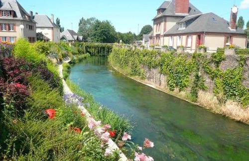 Pont-l'Eveque Apartment | Peaceful Retreat in the Heart of the City