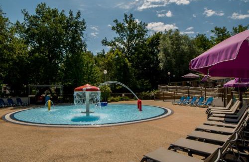 Belmont-Tramonet Other | Explore le Camping Des 3 Lacs: Oceanview Pool Retreat