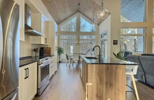 Pont-Rouge Villa | Le Carpe Diem is just two minutes from the Grand Portneuf Golf Club.
