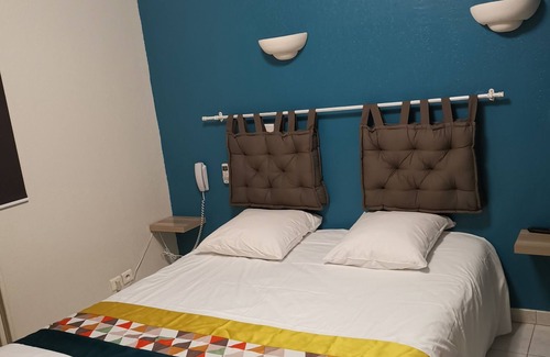 Carry-le-Rouet Hotel | Relax at Le Carry Hôtel: Family-Friendly with Breakfast!