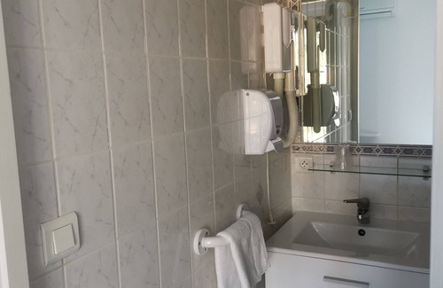 Carry-le-Rouet Hotel | Relax at Le Carry Hôtel: Family-Friendly with Breakfast!