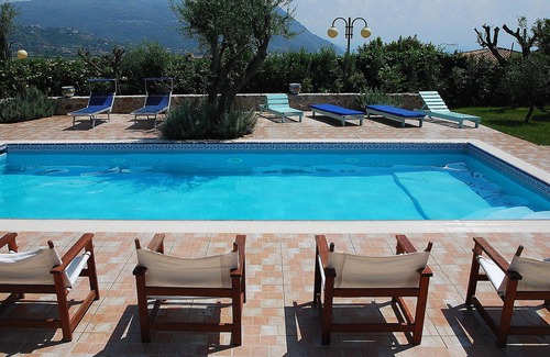 Ricadi Hotel | Discover Le Case Della Scogliera: Family-Friendly Retreat