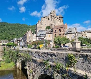 Estaing House | Charming Le Casimir: Family & Pet-Friendly Retreat in Estaing